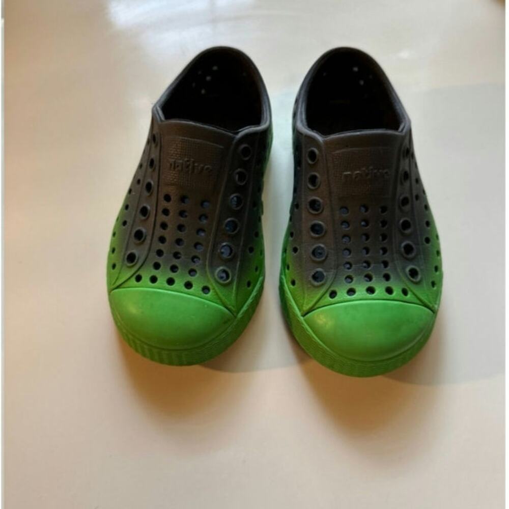 Native Jefferson Waterproof Slip on Shoes Size 6C.